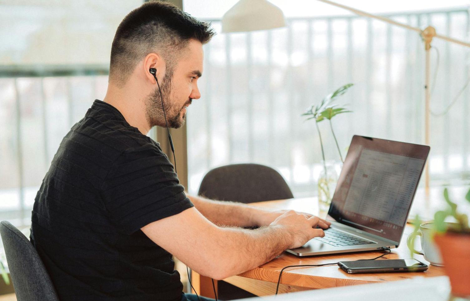 Equipo colaborando en proyecto financiero