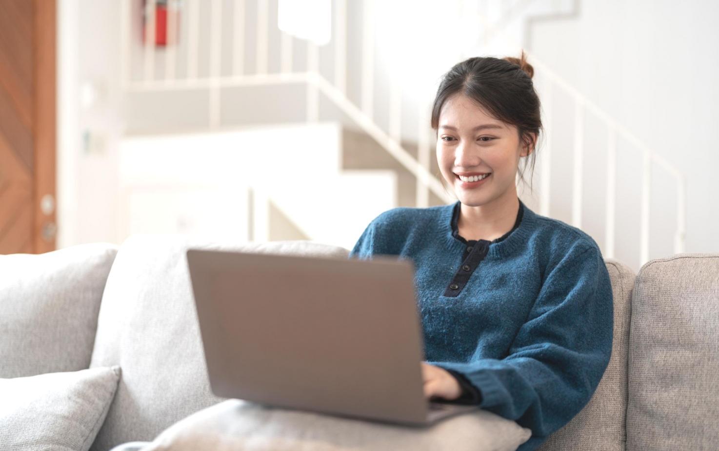 Ambiente profesional donde se discuten estrategias de presupuesto personalizado